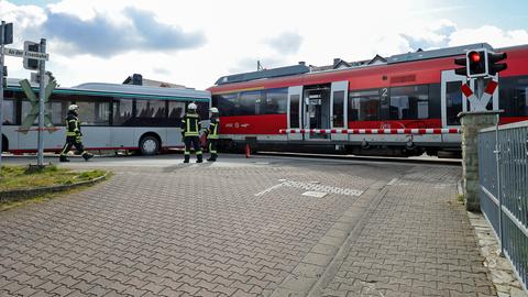 Die Schranken schlossen sich, als der Bus auf den Gleisen stand.