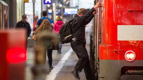 Lokführer steigt in Lok