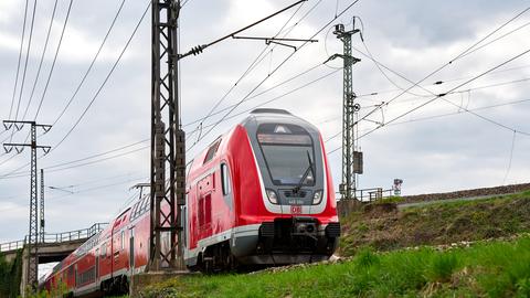 Regionalbahn auf Schienen mit Oberleitung