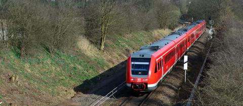Eine Regionalbahn fährt auf einer Bahnstrecke durch Mitteldeutschland.