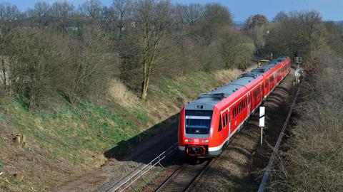 Eine Regionalbahn fährt auf einer Bahnstrecke durch Mitteldeutschland.