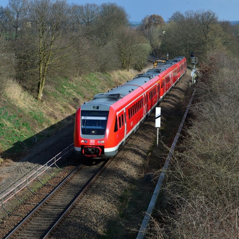 Eine Regionalbahn fährt auf einer Bahnstrecke durch Mitteldeutschland.