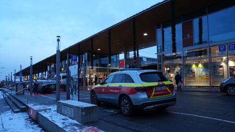 Der Außenbereich des Rüsselsheimer Bahnhofs. 