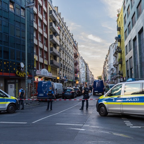Polizeiabsperrung mit Einsatzwagen im Frankfurter Bahnhofsviertel