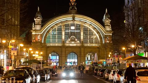 Frontansicht auf das Gebäude des Hauptbahnhofs in Frankfurt bei Nacht