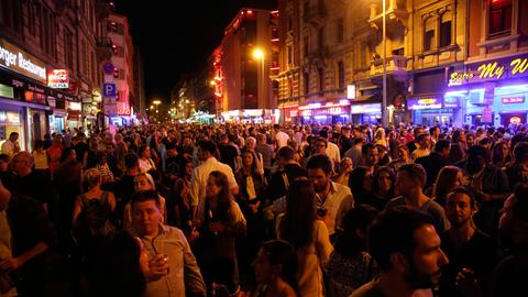 Menshenmasse in der Dunkelheit auf Straßen.