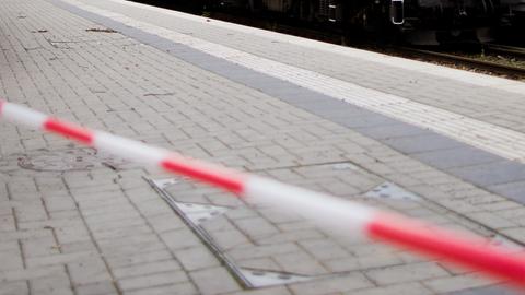 Polizeiabsperrung an einem Bahnsteig