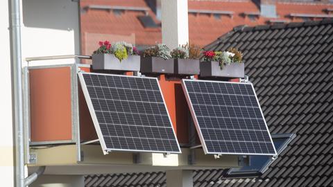 So sieht ein "Balkonkraftwerk" mit Solarmodulen aus. 