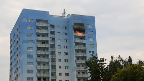 Feuer auf dem Balkon des Wohnhochhauses in Langen.