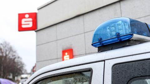 Sparkasse mit Polizeifahrzeug (Sujetbild)