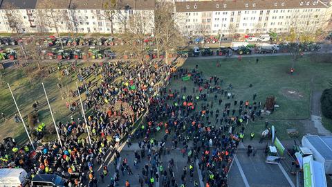Luftaufnahme: Protestierende vor dem Regierungspräsidium in Kassel.