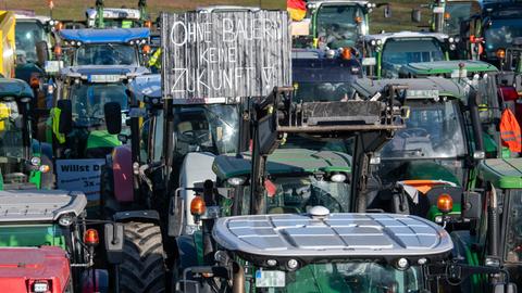 Traktoren mit Protestschildern