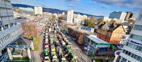 Dutzende Traktoren auf einer Straße in Wiesbaden, von oben fotografiert.