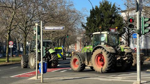 Das Bild zeigt einen Konvoi aus Traktoren auf Friedberger Landstraße in Frankfurt.