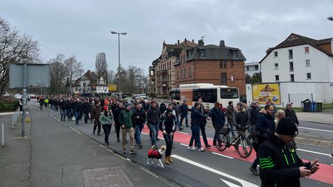 Teilnehmer der Kundgebung in Marburg ziehen zu Fuß Richtung Innenstadt.