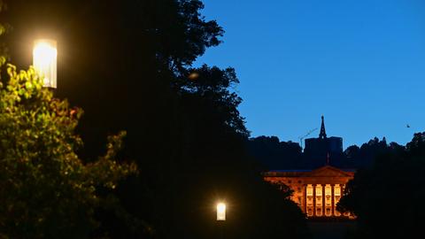 Beleuchtung am Herkules in Kassel während der blauen Stunde.