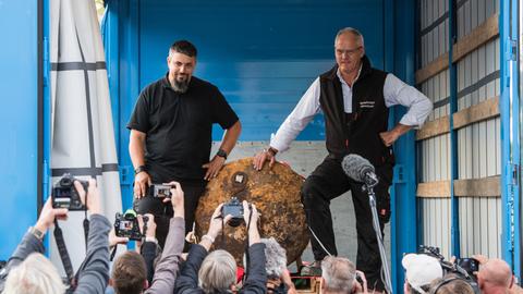 René Bennert und Dieter Schwetzler mit der Bombe.