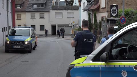 Polizei und SEK versammelt auf der Straße vor Haus, in dem Einsatz läuft