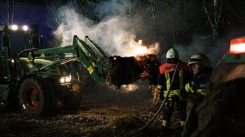 Löscharbeiten auf einem Acker in Brensbach (Odenwald)