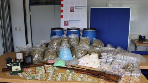 Rauschgiftfahnder beschlagnahmen kiloweise Drogen.