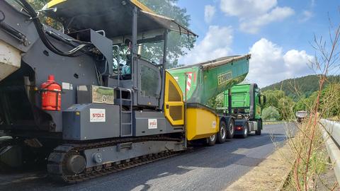 Straßenbaumaschine zwischen Biebergemünd-Roßbach und dem Nachbardorf Bieber