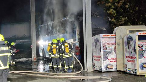 Erst brannte ein Auto, dann zudem ein Reisebus und noch ein Kleinbus: Die Feuerwehr beim Löscheinsatz in Biebesheim (Groß-Gerau). 