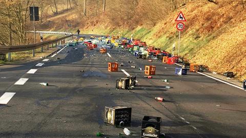 Getränkekisten auf der Straé, dazwischen Scherben.