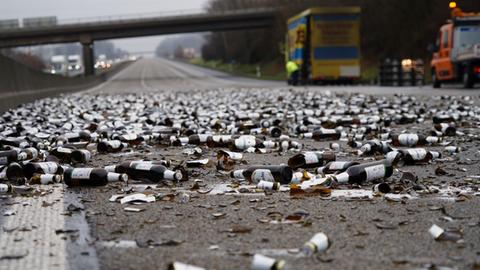 Bierflaschen liegen verteilt auf der A7.