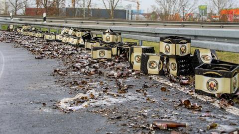 Volle Bierkisten Scherben Unfall Autobahn 