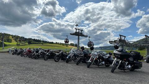 Motorräder stehen vor den Kabinen des Skilifts in Willingen.