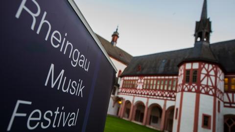Das Plakat "Rheingau Musik Festival" steht im historischen Innenhof des Klosters. 
