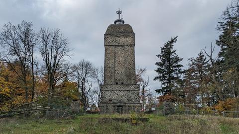 Einst ein beliebtes Ausflugsziel, steht der zunehmend verfallende Bismarckturm eingezäunt und vergessen am Darmstädter Stadtrand. 
