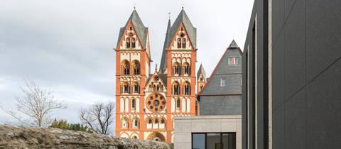 Blick auf den Limburger Dom entlang weiterer Gebäude.