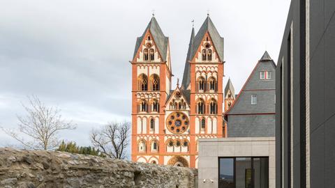 Blick auf den Limburger Dom entlang weiterer Gebäude.