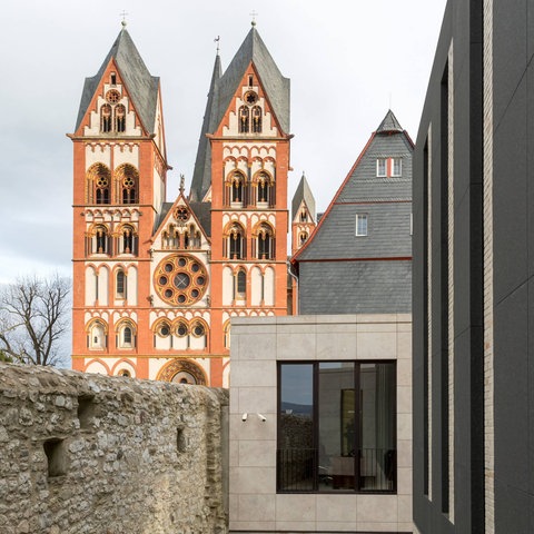 Blick auf den Limburger Dom entlang weiterer Gebäude.