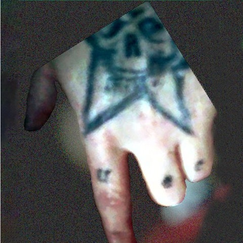 Fotos mit Tattoos auf den Händen einer Frau
