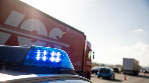 Symbolfoto: Eine Streife fährt mit Blaulicht über eine Autobahn. 