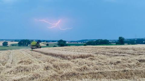 Blitz über Feld in Ebsdorfergrund.
