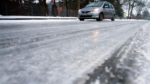 Auto auf spiegelglatter Straße