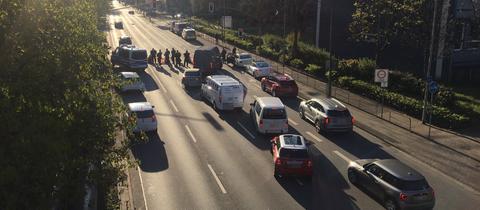 Blockade der A648 an der Theodor-Heuss-Allee in Frankfurt.