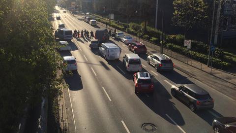 Blockade der A648 an der Theodor-Heuss-Allee in Frankfurt.