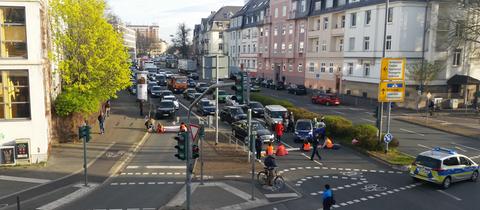 Aktivisten der "Letzten Generation" blockieren die Eschersheimer Landstraße in Frankfurt