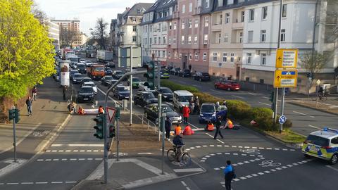 Aktivisten der "Letzten Generation" blockieren die Eschersheimer Landstraße in Frankfurt