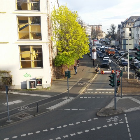 Aktivisten der "Letzten Generation" blockieren die Eschersheimer Landstraße in Frankfurt