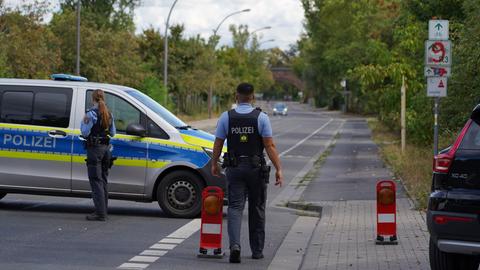 Polizisten sperren in Wiesbaden eine Straße ab.