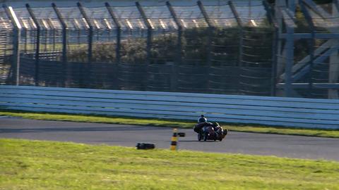 Mann im Bobbycar mit E-Antrieb fährt über den Hockenheimring