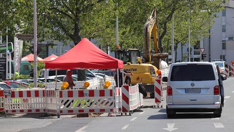 Bagger an Baustelle, Zelt über Fundort der Bombe