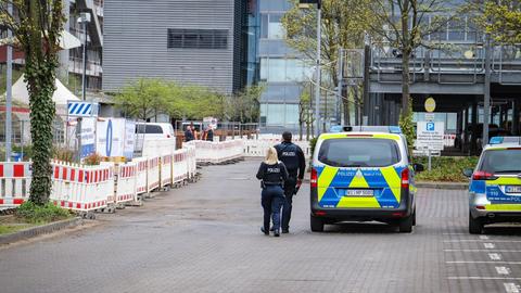 Einsatzkräfte der Polizei auf einer abgesperrten Baustelle auf einem Firmengelände