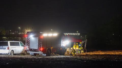 Einsatzkräfte am Fundort der Bombe an der A5 unweit des Frankfurter Flughafens.