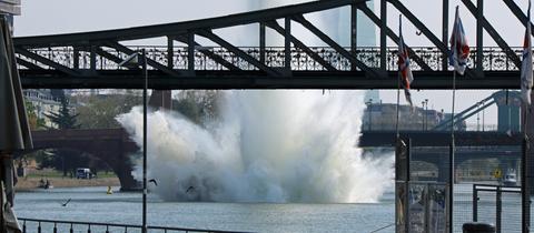 Die Sprengung verursachte eine meterhohe Wasserfontäne 